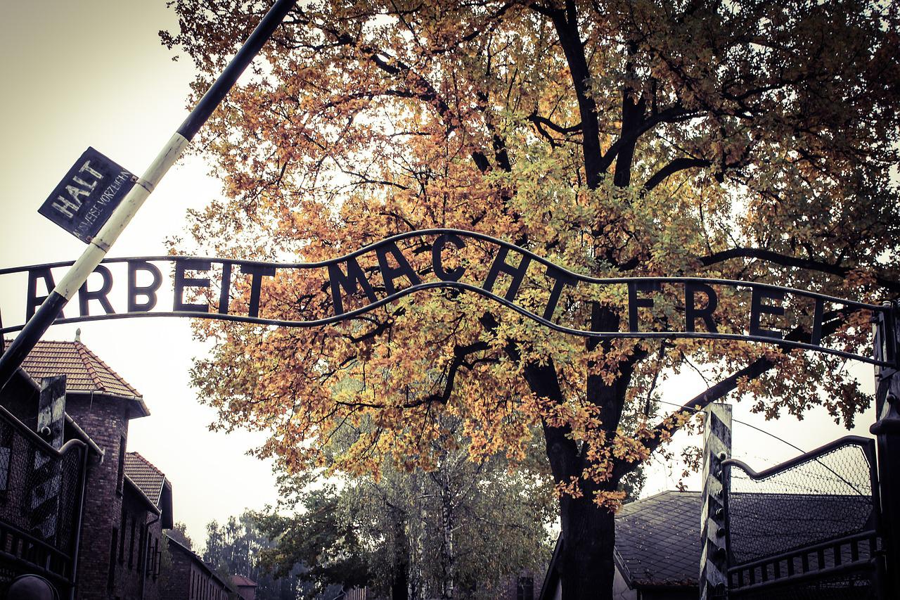 Brama w Auschwitz z napisem arbeit macht frei