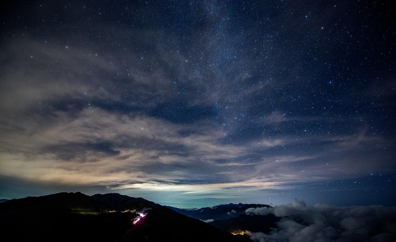 Krajobraz przedstawiający styk nieba nocą i gór