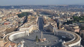Widok z góry na Plac świętego Piotra w Rzymie